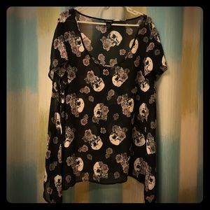 Torrid women’s size 3 (22–24) Skull roses blouse